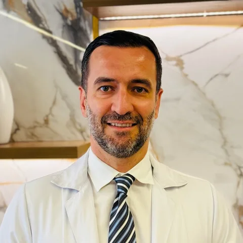 Dr. Thiago Diaz em retrato profissional no consultório.