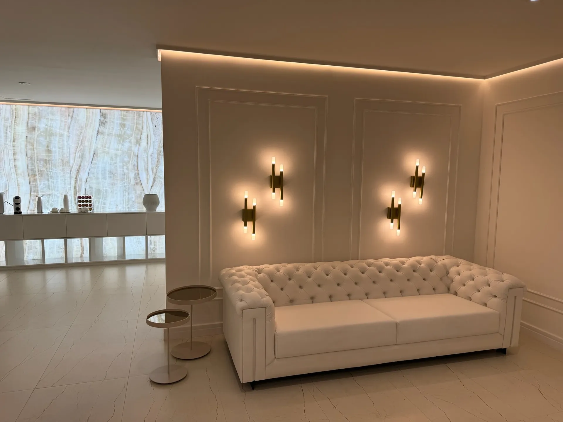 Sala de espera do consultório, com sofá e iluminação acolhedora.